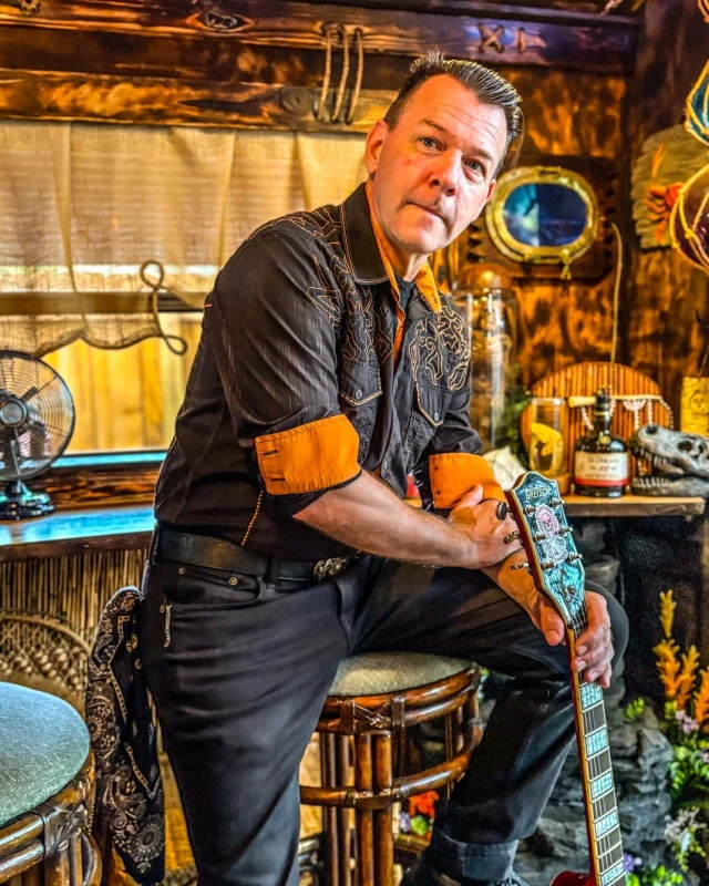 And, pose! Tommy is looking dapper in our friends' amazing tiki bar! 📸 : @kittylulucreates