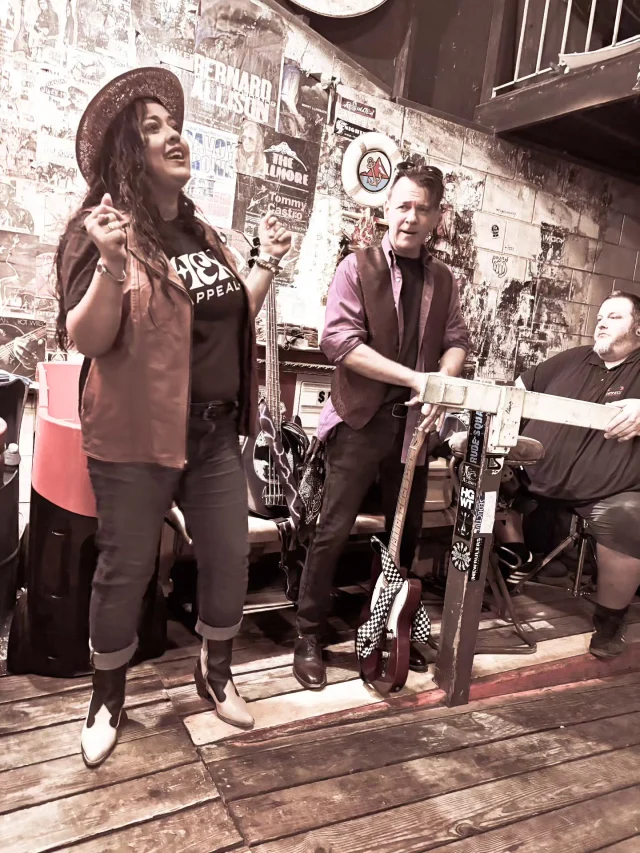 Having fun singing along to the other bands backstage at @skipperssmokehouse for the @wmnf885 Tom Petty Tribute. As Tommy would say, "It was awesome!"

Photo: Tom Elligett